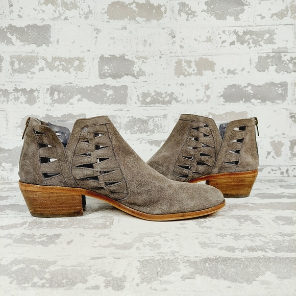 NEW Vince Camuto Peera Suede Cutout Ankle Bootie H922 - Picture 3 of 11